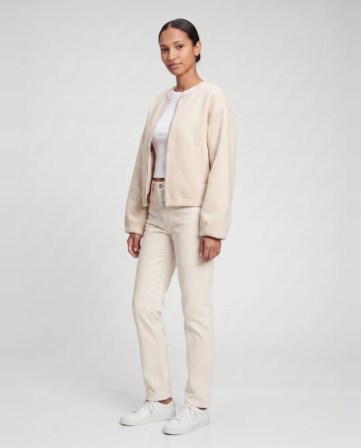 Veste zippée sans col en maille crème Capucine, vue de trois quarts en studio