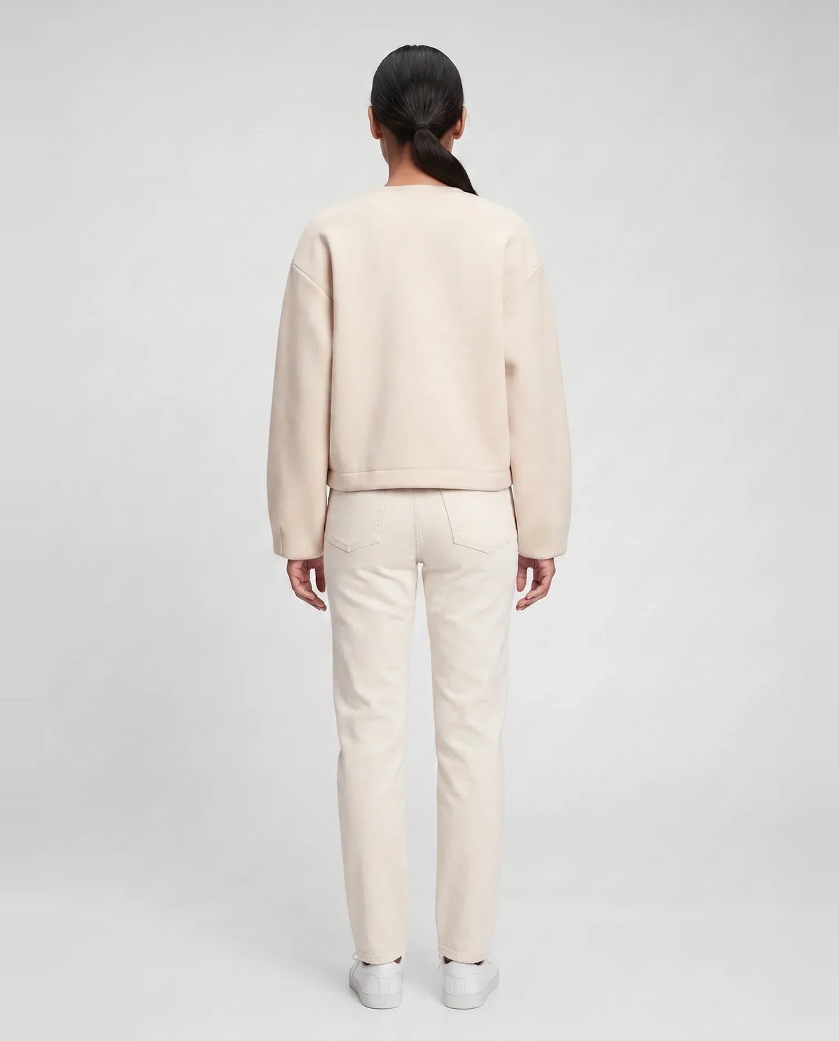 Veste zippée sans col en maille crème Capucine, vue de dos en studio