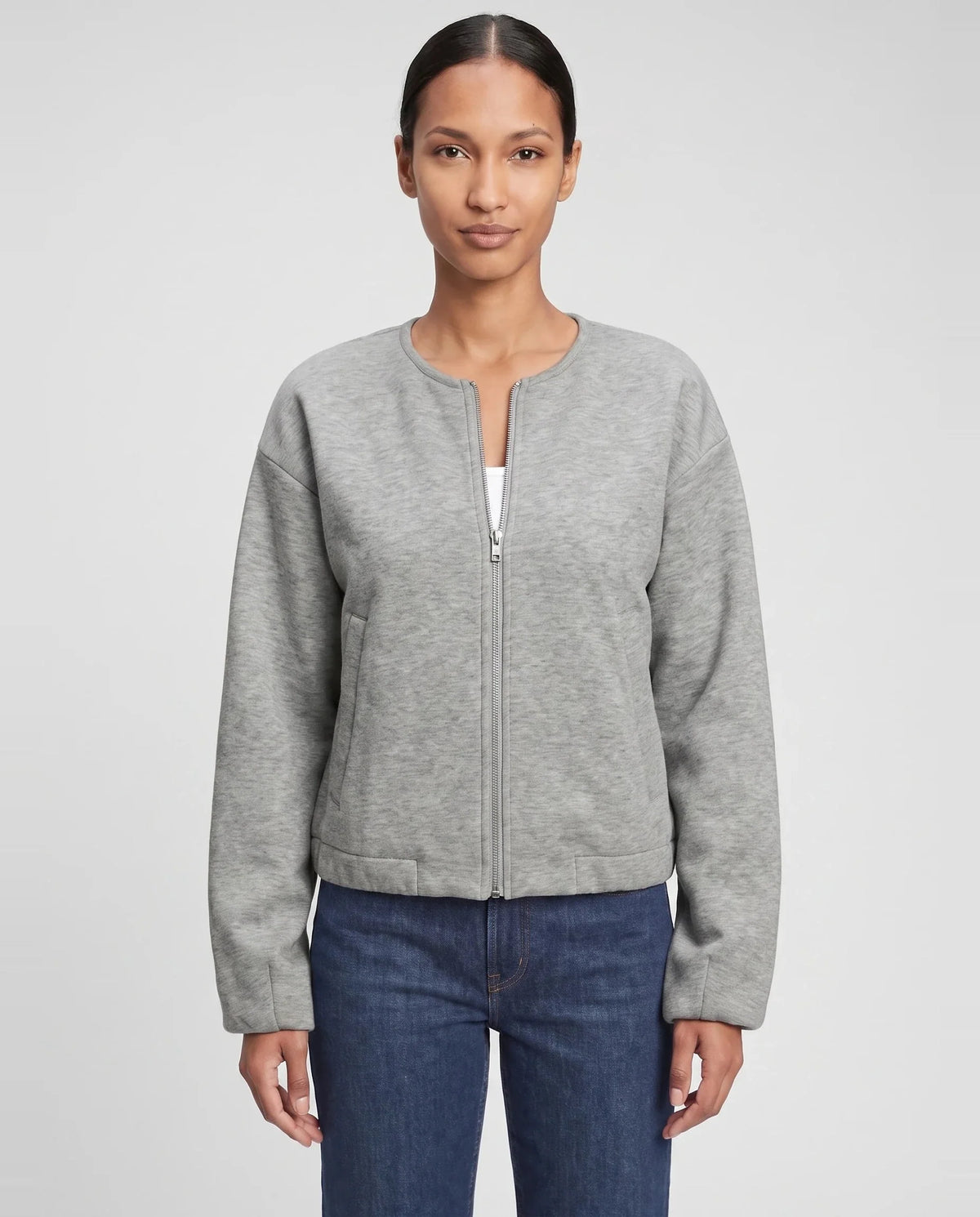 Veste zippée sans col en maille gris chiné Capucine, plan rapproché en studio