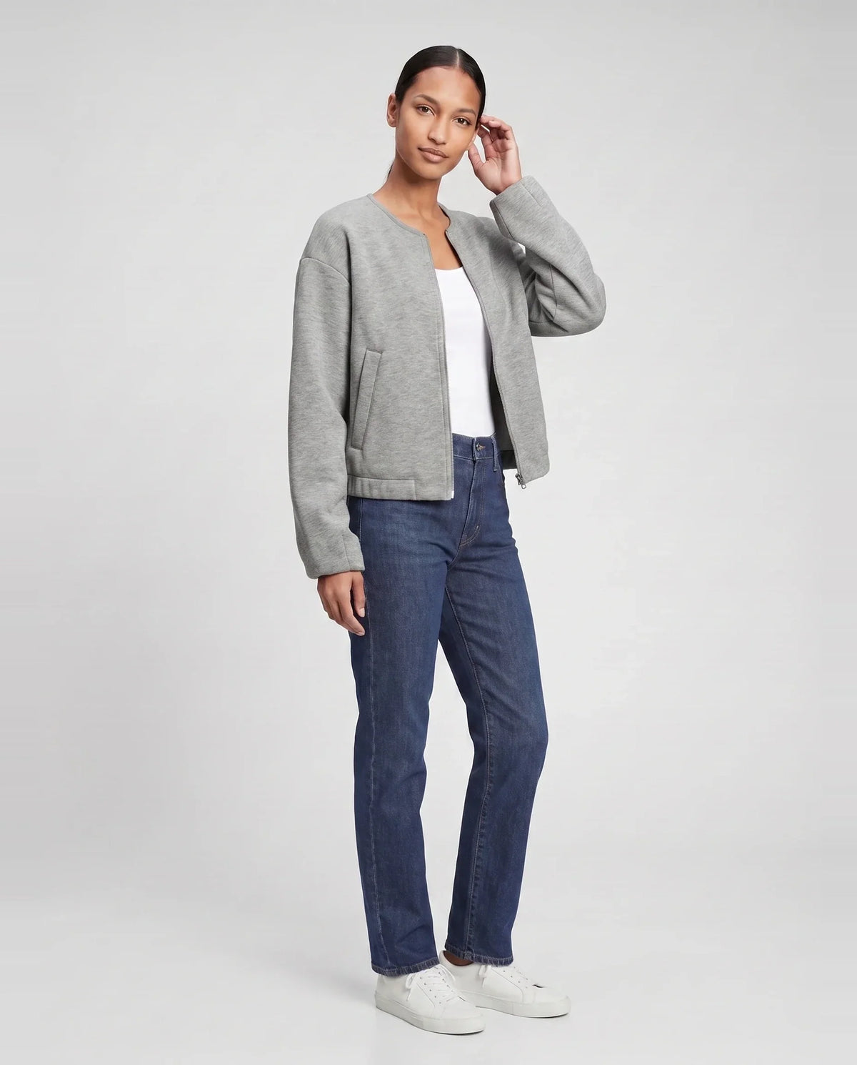 Veste zippée sans col en maille gris chiné Capucine, vue de trois quarts en studio