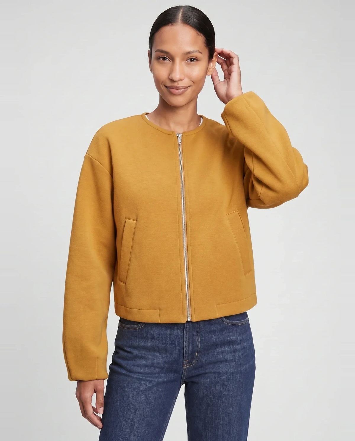 Veste zippée sans col en maille jaune moutarde Capucine, plan rapproché en studio