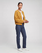 Veste zippée sans col en maille jaune moutarde Capucine, vue de trois quarts en studio