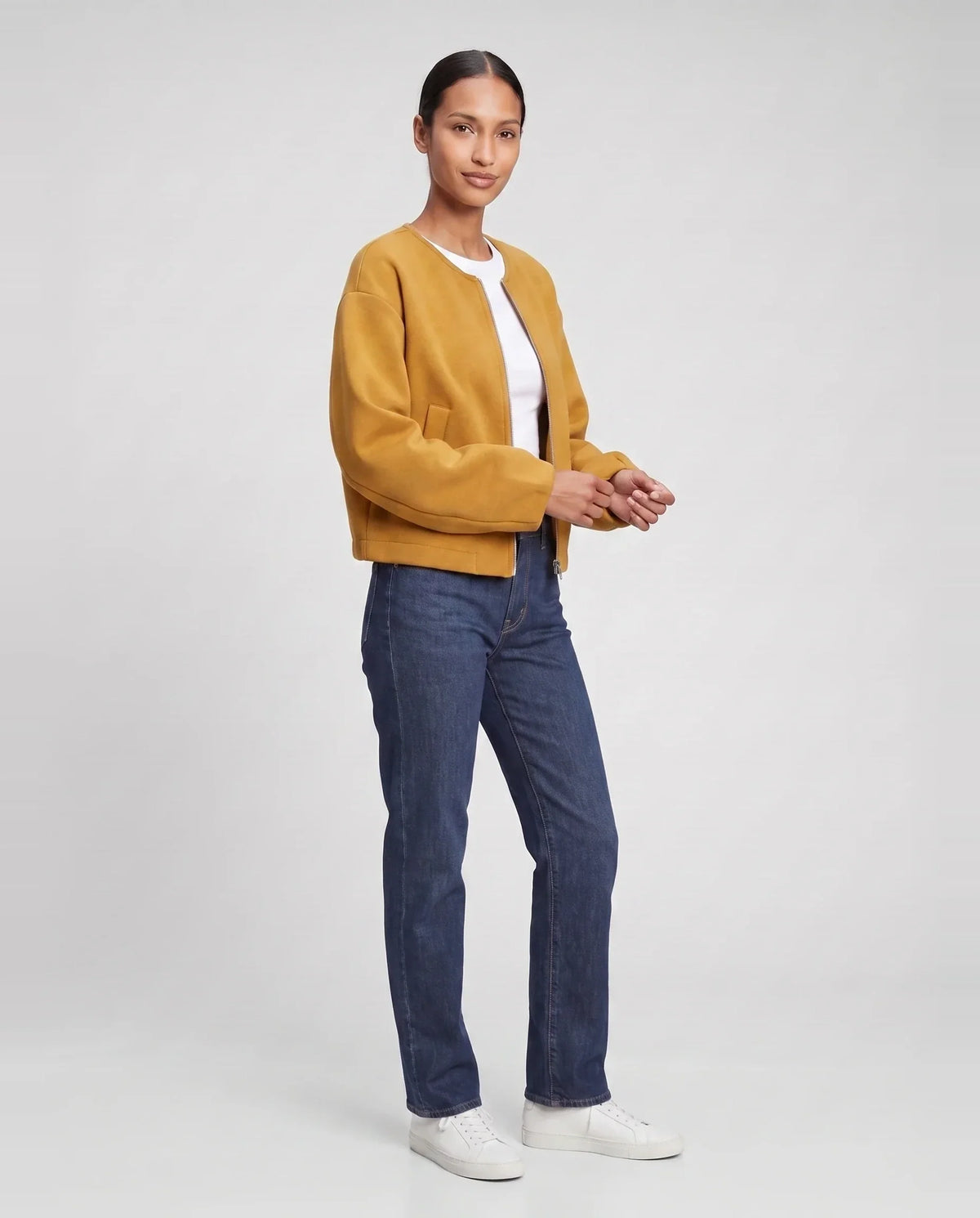 Veste zippée sans col en maille jaune moutarde Capucine, vue de trois quarts en studio