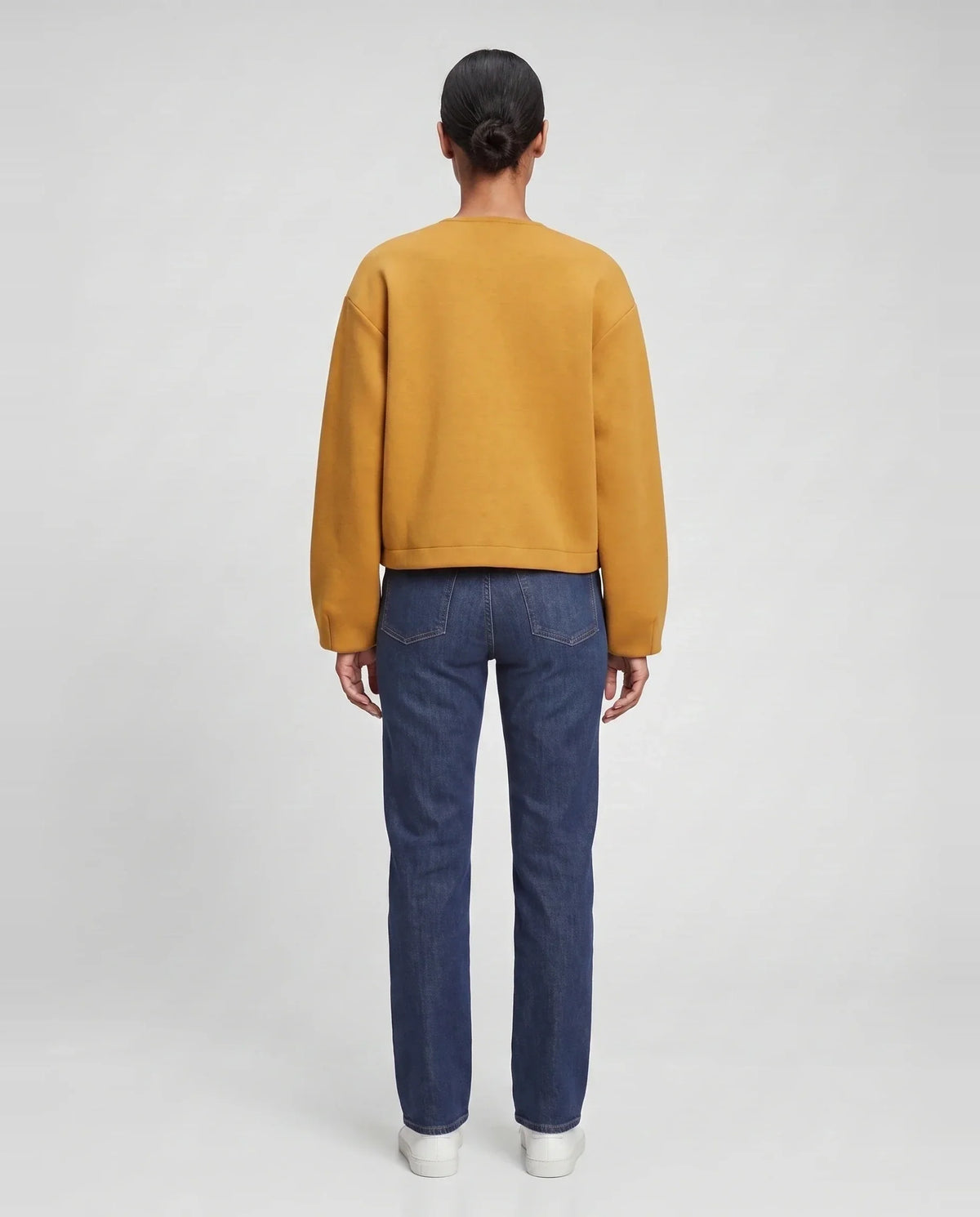Veste zippée sans col en maille jaune moutarde Capucine, vue de dos en studio