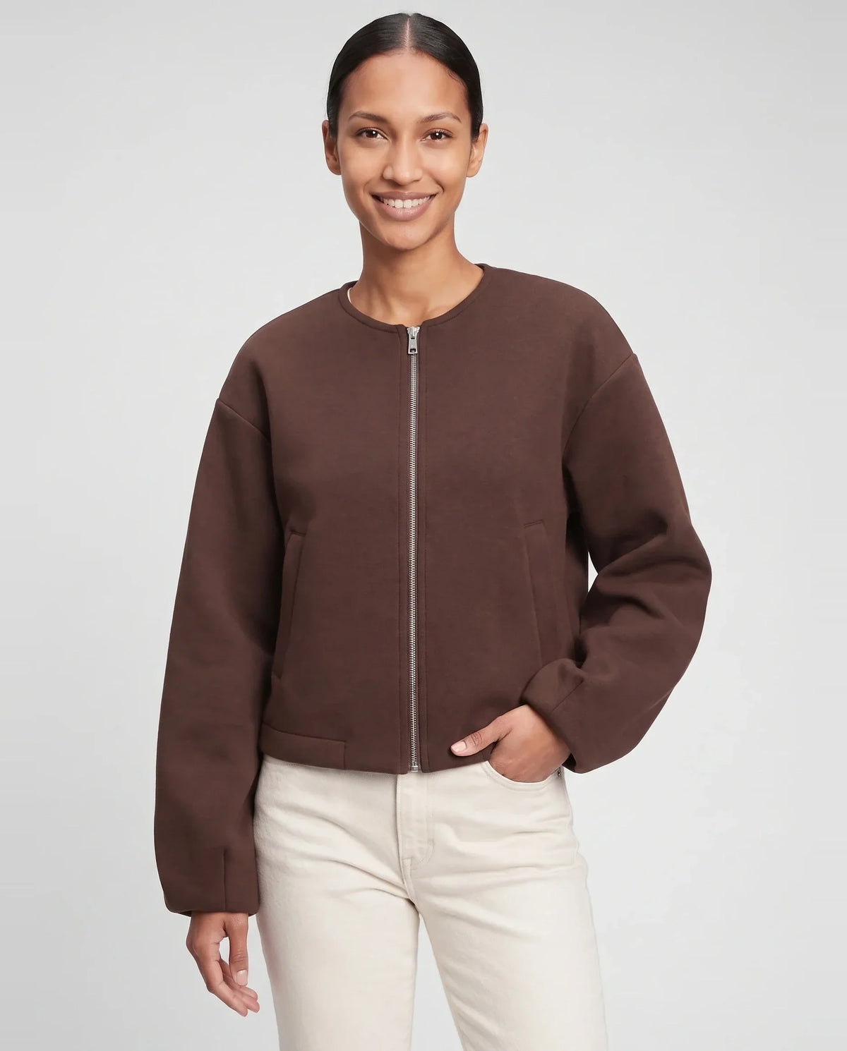 Veste zippée sans col en maille marron Capucine, plan rapproché en studio