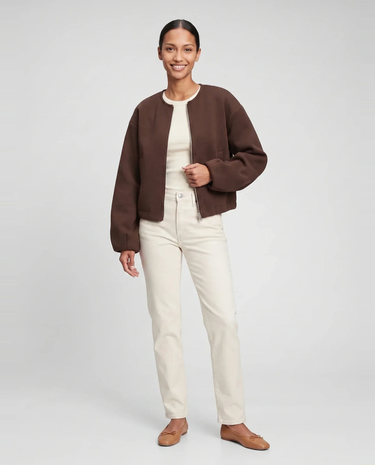 Veste zippée sans col en maille marron Capucine, vue de face en studio