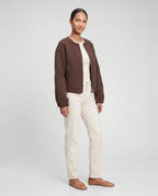 Veste zippée sans col en maille marron Capucine, vue de trois quarts en studio