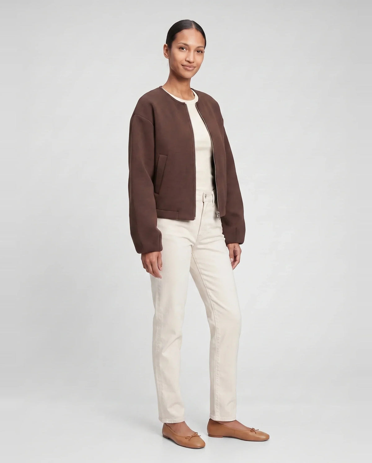 Veste zippée sans col en maille marron Capucine, vue de trois quarts en studio