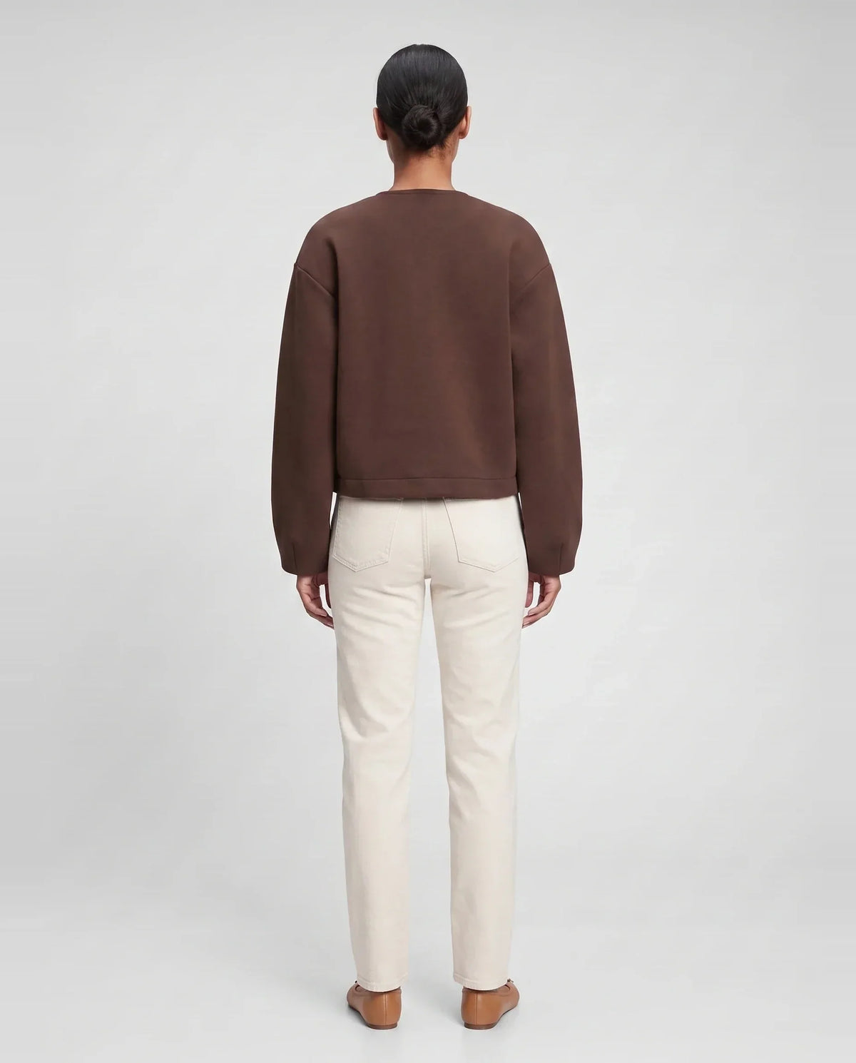 Veste zippée sans col en maille marron Capucine, vue de dos en studio