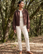 Veste zippée sans col marron Capucine, portée en lisière de forêt de chênes verts