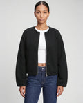Veste zippée sans col en maille noire Capucine, plan rapproché en studio