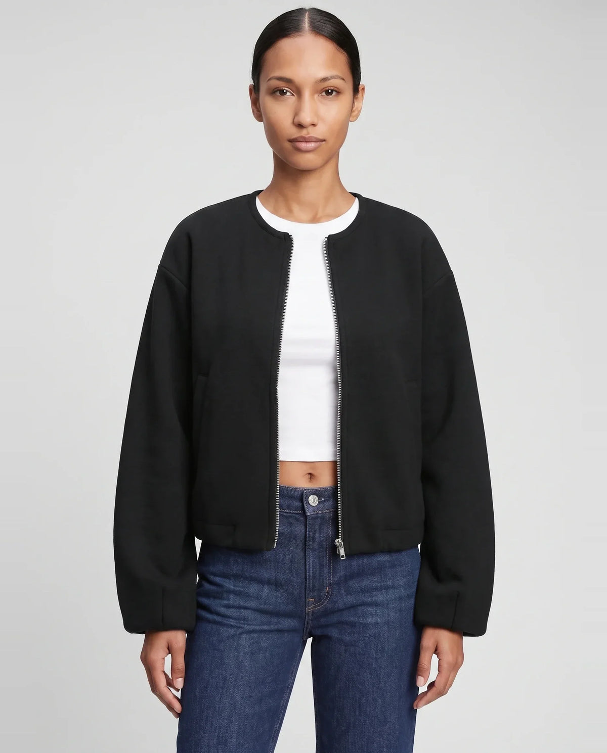 Veste zippée sans col en maille noire Capucine, plan rapproché en studio