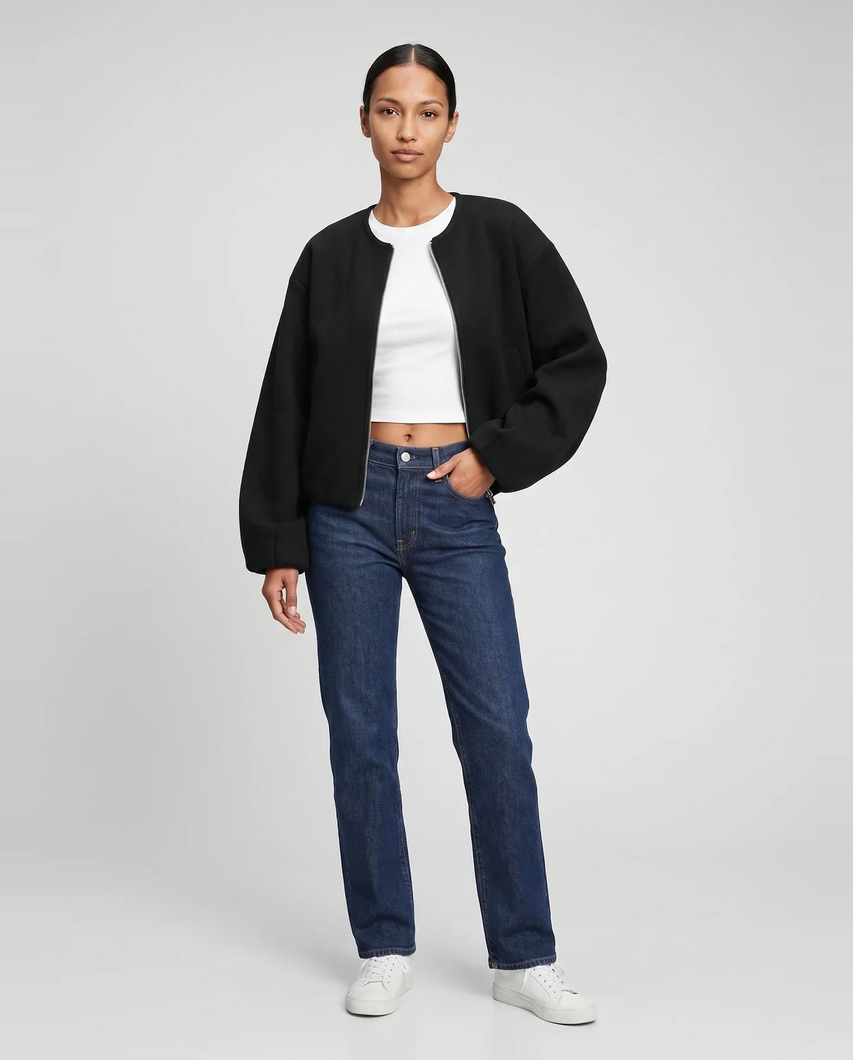 Veste zippée sans col en maille noire Capucine, vue de face en studio