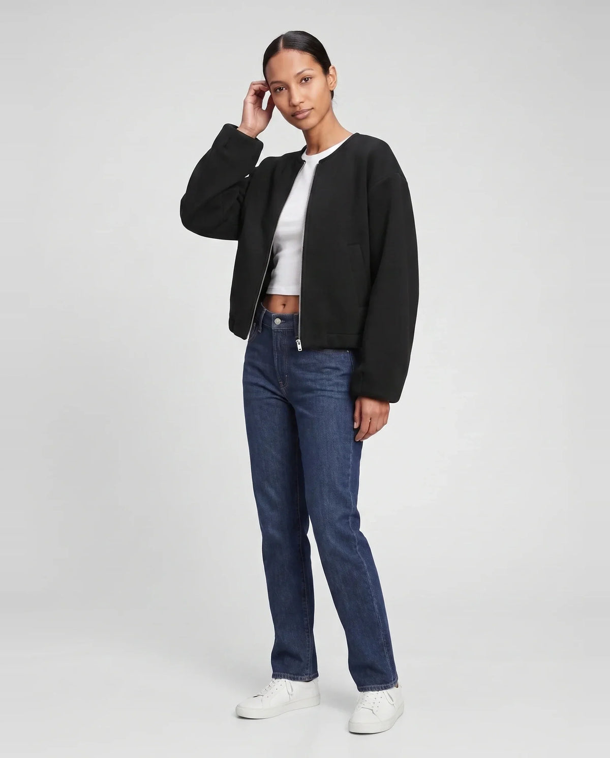 Veste zippée sans col en maille noire Capucine, vue de trois quarts en studio