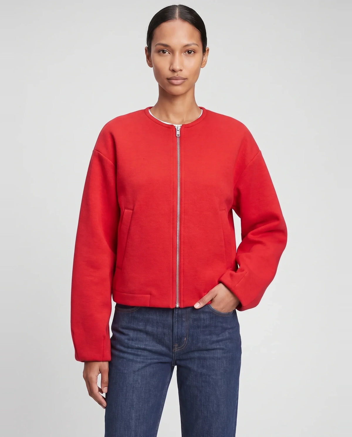 Veste zippée sans col en maille rouge Capucine, plan rapproché en studio
