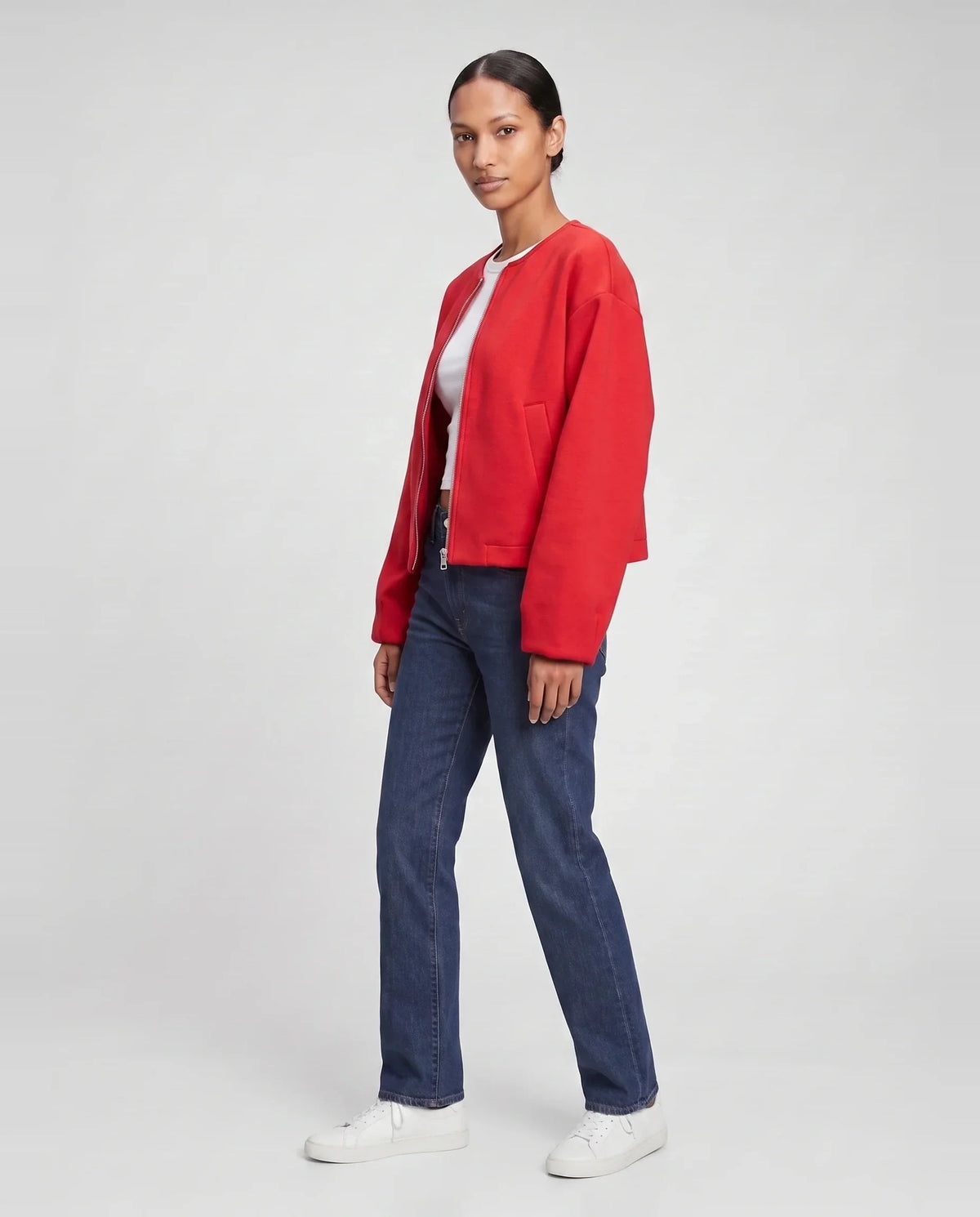 Veste zippée sans col en maille rouge Capucine, vue de trois quarts en studio