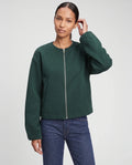 Veste zippée sans col en maille vert bouteille Capucine, plan rapproché en studio