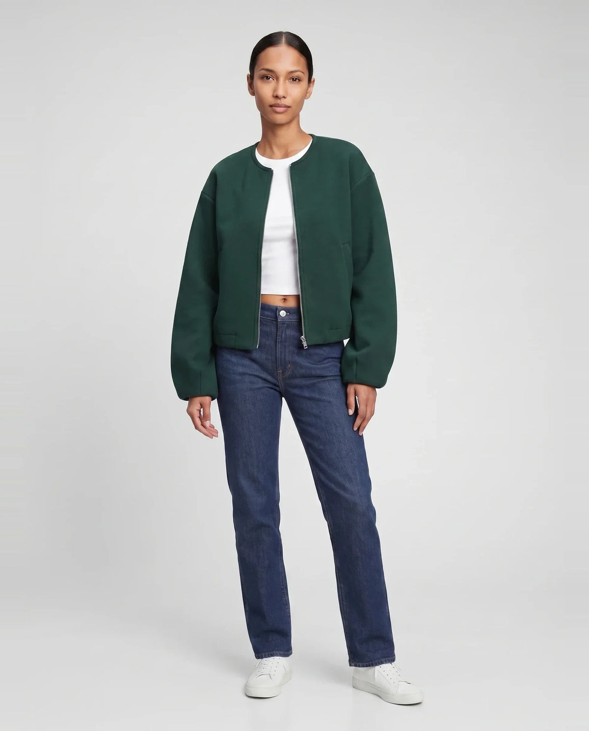 Veste zippée sans col en maille vert bouteille Capucine, vue de face en studio