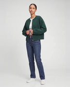 Veste zippée sans col en maille vert bouteille Capucine, vue de trois quarts en studio