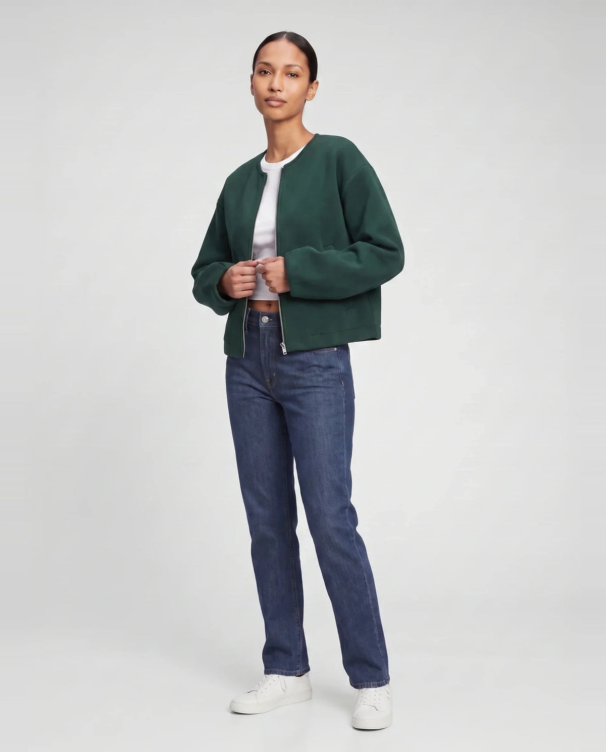Veste zippée sans col en maille vert bouteille Capucine, vue de trois quarts en studio