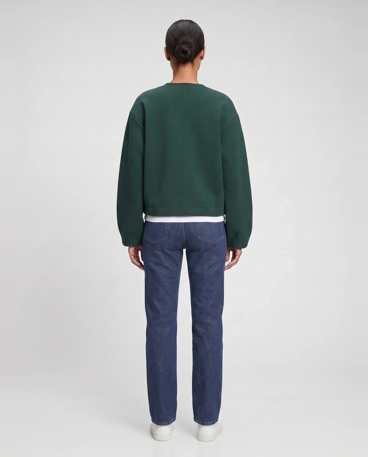Veste zippée sans col en maille vert bouteille Capucine, vue de dos en studio